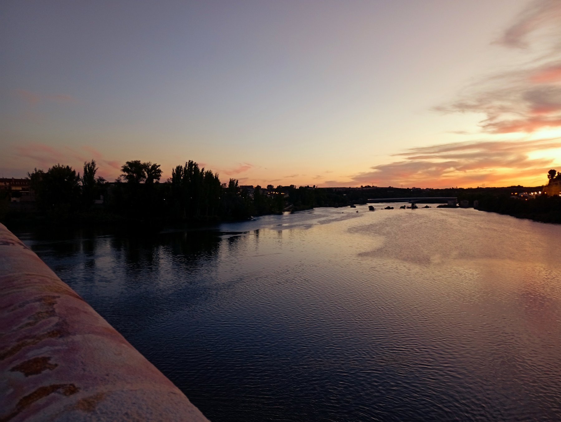 El Duero desde el Puente de Piedra al atardecer, con el pretil a la izquierda.